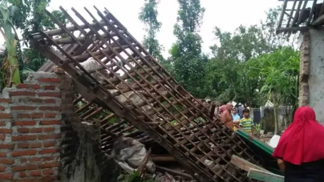 Jember Dilanda Cuaca Ekstrem 3 Hari, Puluhan Rumah Rusak di 8 Kecamatan - GenPI.co JATIM
