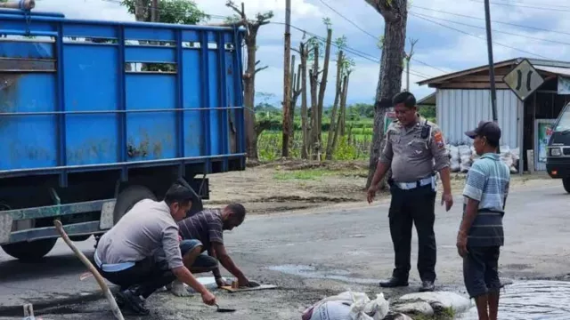 Jalan Rusak di Blitar Memakan Korban, Polisi Turun Tangan - GenPI.co JATIM