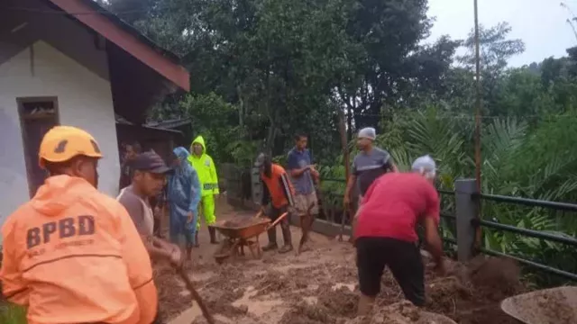 Hujan Lebat di Jember, 3 Rumah Rusak Dihantam Material Batu - GenPI.co JATIM