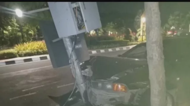Mabuk, Mobil Remaja di Surabaya ini Tabrak PJU Hingga akan Ambruk - GenPI.co JATIM