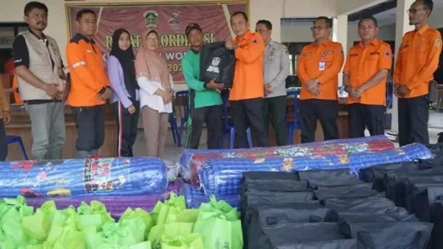 100 Paket Sembako Disalurkan BPBD Jatim ke Korban Puting Beliung Madiun - GenPI.co JATIM