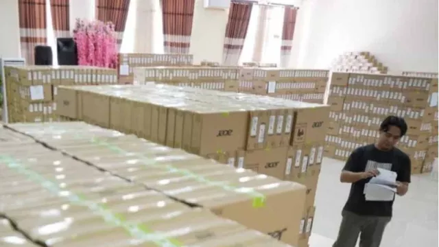 9.400 Laptop Gratis Bagi Siswa di Kota Madiun Sudah Tiba, Distribusi Mulai Mei 2023 - GenPI.co JATIM