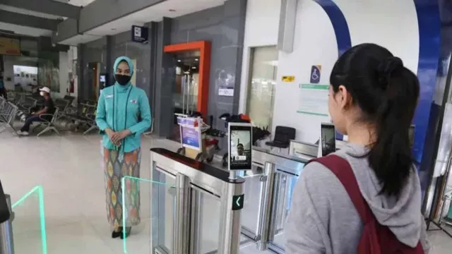 Keren! Naik Kereta Api di Stasiun Gubeng Surabaya Tak Perlu Tunjukkan Tiket - GenPI.co JATIM