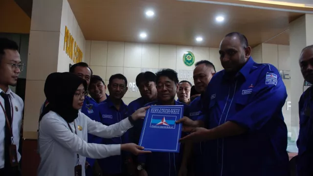 Solid Dukung AHY, Pengurus DPD Partai Demokrat Jatim Datangi PTUN Surabaya - GenPI.co JATIM
