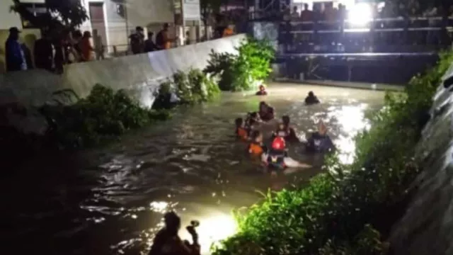 Kronologi Bocah Meninggal Terseret Arus Sungai di Surabaya - GenPI.co JATIM