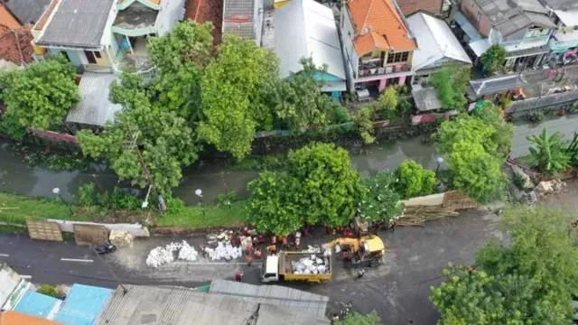 Tanggul Jebol, Jalan Mayjen Sungkono Surabaya Terendam Banjir - GenPI.co JATIM