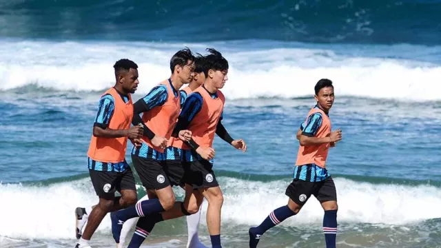 Persiapan Liga 1 2023-2024, Arema FC Gelar Latihan Fisik di Pantai - GenPI.co JATIM