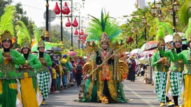 67 Peserta Ramaikan Madiun Carnival 2023, Tampilkan Kesenian Tari Reog Hingga Kolosal - GenPI.co JATIM