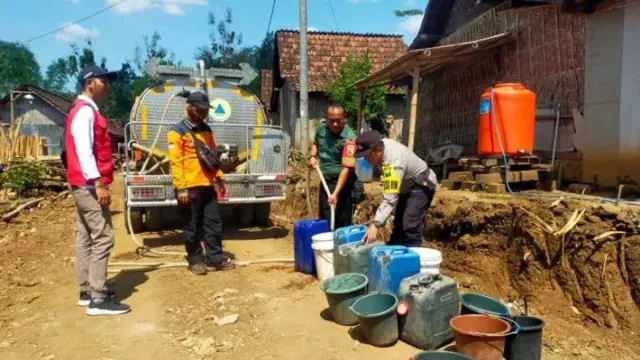 2 Dusun di Situbondo Krisis Air Bersih, BPBD Kirim Bantuan 10 Ribu Liter - GenPI.co JATIM