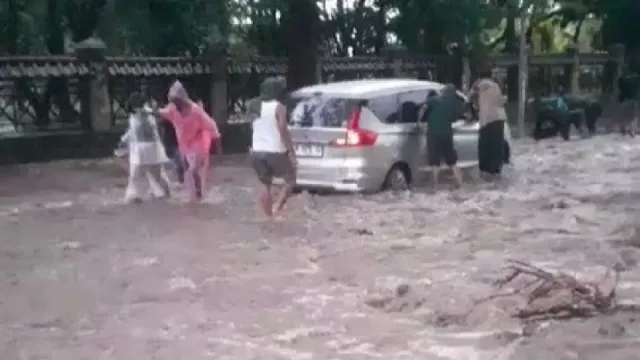 Banjir Luapan Air Sungai Tutup Jalur Pantura di Situbondo - GenPI.co JATIM