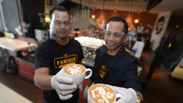 Belajar Teknik Latte Art bareng Barista di Novotel Samator - GenPI.co JATIM