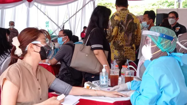 Pemkot Surabaya Masifkan Vaksinasi, Sekarang Giliran Pekerja - GenPI.co JATIM