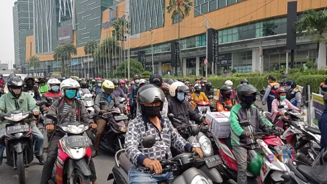 Bundaran Waru Masuk Surabaya Macet Panjang Imbas Penyekatan - GenPI.co JATIM