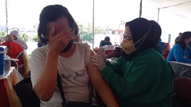 Takut Setengah Mati, Pria di Surabaya Menutup Mata Saat Divaksin - GenPI.co JATIM