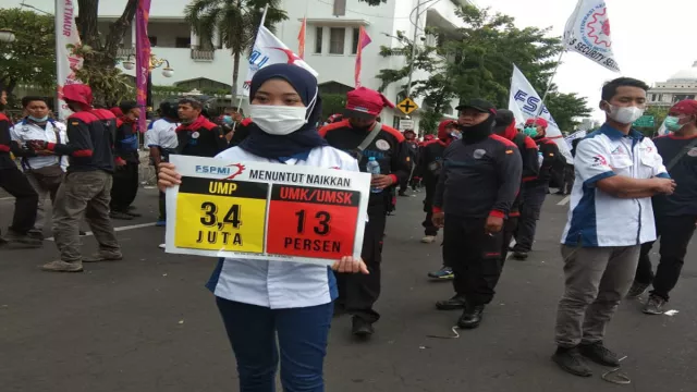 Buruh Ancam Mogok Kerja jika Gubernur Jawa Timur Nekat Teken UMP - GenPI.co JATIM