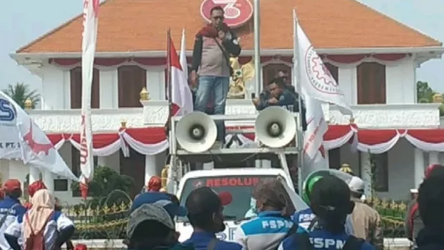 Kenaikan UMP Tak Sesuai Tuntutan, Buruh: Gubernur Jatim Ingkar - GenPI.co JATIM