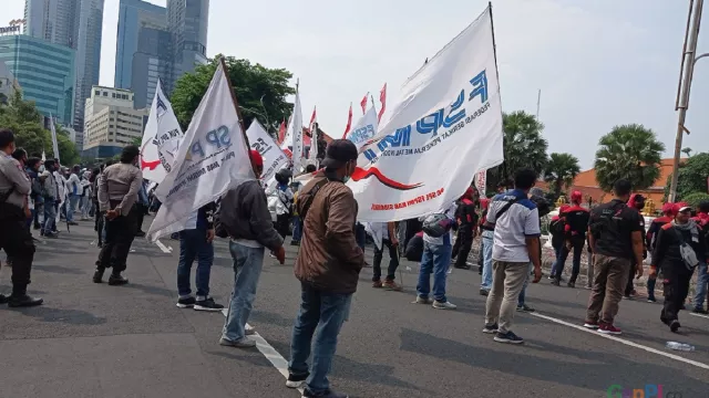 Demo Buruh Geser ke Balai Kota Surabaya, ini Alasannya - GenPI.co JATIM