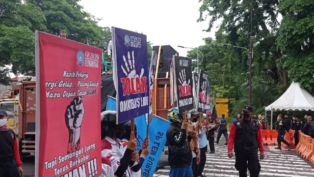 UMK Naik Tipis, Buruh Kepung Rumah Dinas Wali Kota Surabaya - GenPI.co JATIM