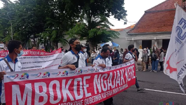 Ratusan Buruh Bakal Demo BBM di Grahadi, Cek Rutenya - GenPI.co JATIM