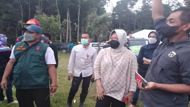 Kemensos Bantu Dirikan Tenda, Mensos Risma Pastikan Lokasi Aman - GenPI.co JATIM