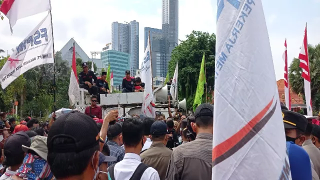 Buruh Jawa Timur Kritisi Perppu Cipta Kerja, Tak Beda Jauh UU Cipta Kerja - GenPI.co JATIM
