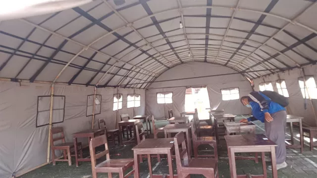 Siswa SMK Kota Malang Belajar di Tenda, Gedung Runtuh - GenPI.co JATIM