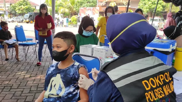 Vaksinasi Anak di Kabupaten Malang Terkendala Restu Orang Tua - GenPI.co JATIM