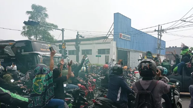 Lepas Persebaya ke Bali, Ribuan Bonek Hijaukan Jalanan Surabaya - GenPI.co JATIM
