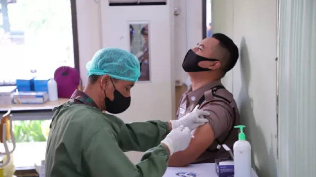 Jadwal Vaksin Covid-19 di Surabaya, Buka Sampai Sore - GenPI.co JATIM