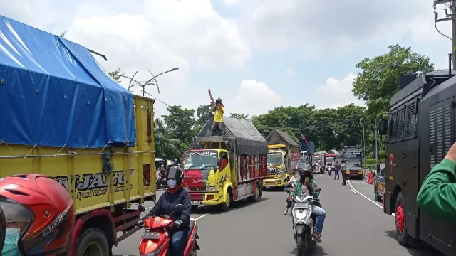 Demo ODOL, Massa Aksi Mulai Masuk Kota Surabaya - GenPI.co JATIM