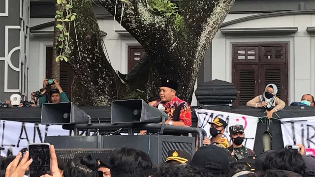 Ketua DPRD Kota Malang Keluar Gedung Temui Demo Mahasiswa - GenPI.co JATIM