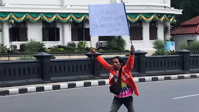 Salut! Kurir Ojol di Kota Malang Rela Libur, Jaga Demo - GenPI.co JATIM