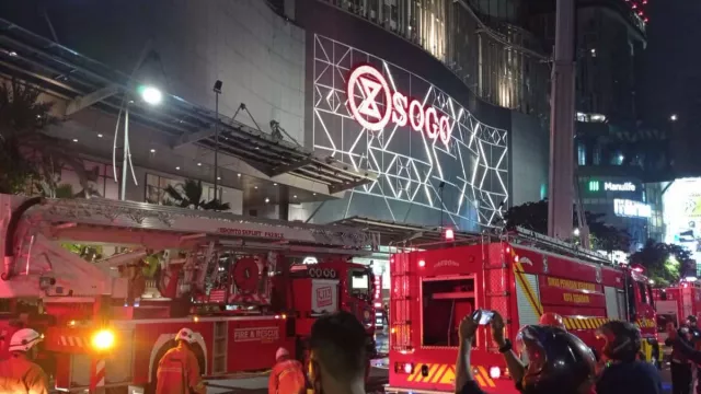 Tim Labfor Polda Jatim Cari Penyebab Kebakaran Tunjungan Plaza - GenPI.co JATIM