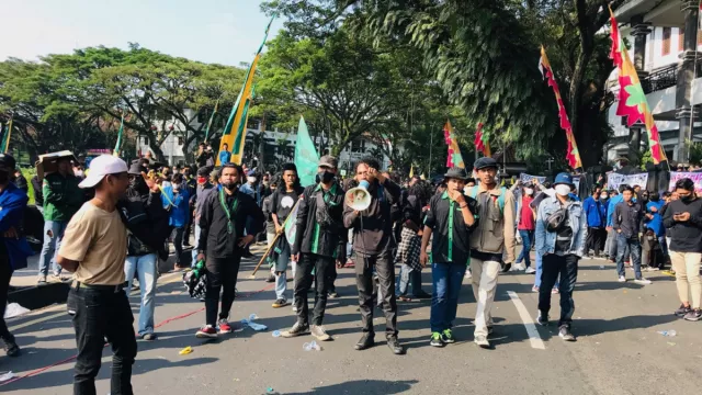 Demo di Kota Malang, Mahasiswa Kembali Geruduk Kantor DPRD - GenPI.co JATIM