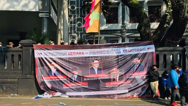 Deretan Spanduk Demo Mahasiswa di Malang, Isinya Nama Politikus - GenPI.co JATIM