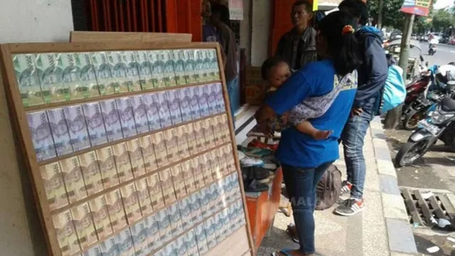 Jasa Tukar Uang di Kota Malang Mulai Muncul, Masih Sepi - GenPI.co JATIM