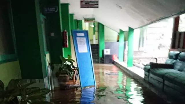 Kota Malang Diguyur Hujan Deras 2 Jam, Macet dan Banjir - GenPI.co JATIM