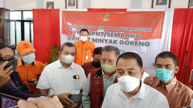 Kemensos Bagikan BLT, Warga Surabaya Bisa Sedikit Tersenyum - GenPI.co JATIM