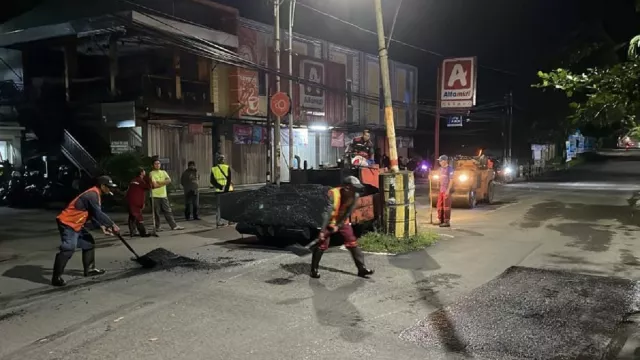 Perbaikan Jalan Rusak di Malang Dikebut, Warga Hati-Hati Melintas - GenPI.co JATIM