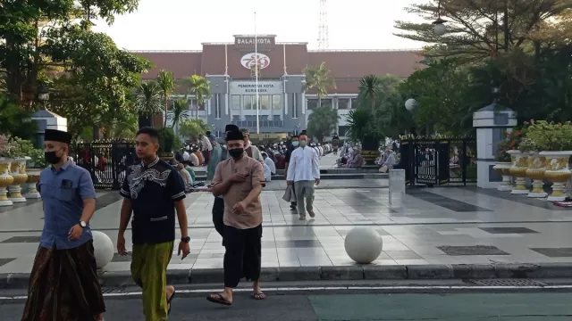Balai Kota Surabaya Kembali Gelar Salat Id, Rindu Warga Terobati - GenPI.co JATIM