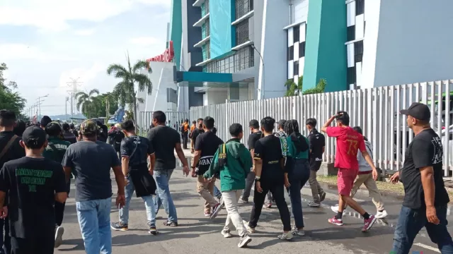 Persebaya vs Persis Solo, Bonek Mulai Padati Stadion GBT - GenPI.co JATIM