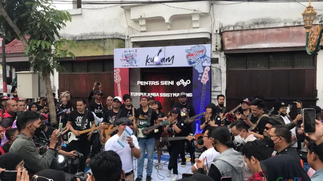 Kubam Tampil di Kayutangan Heritage Malang, 50 Bassist Unjuk Gigi - GenPI.co JATIM