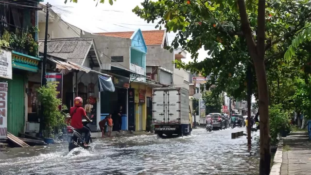 Hujan Deras Sejak Dini Hari, Sejumlah Daerah di Surabaya Banjir - GenPI.co JATIM