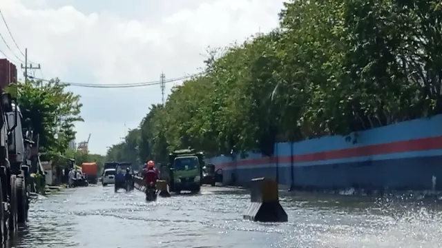 Banjir Rob Surabaya, Kalimas Baru Terendam, Warga: Paling Lama - GenPI.co JATIM