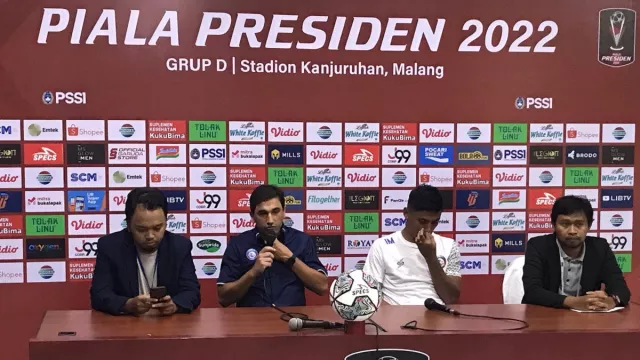 Menang Melalui Titik Putih, Pelatih Arema FC Tak Mau Ambil Pusing - GenPI.co JATIM