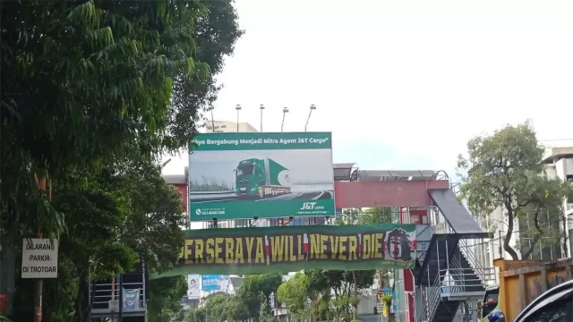 Spanduk Perayaan HUT ke-95 Persebaya Serbu Ruas Jalan Surabaya - GenPI.co JATIM