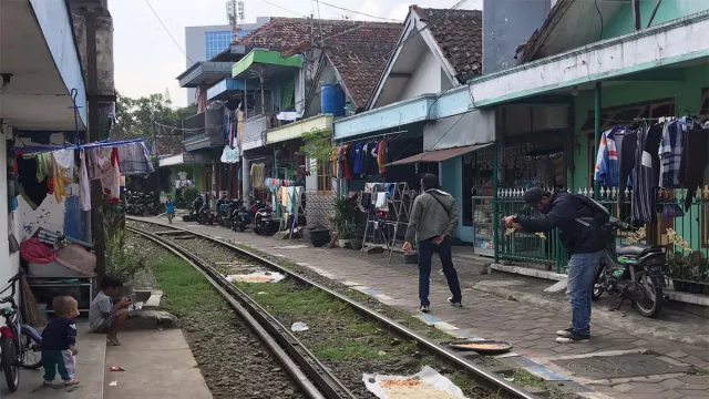Warga Malang Sukarela Bongkar Rumahnya Sendiri, Dekat Rel Kereta - GenPI.co JATIM