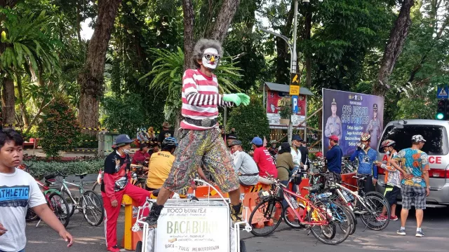 Sosialisasikan Gemar Membaca, Aksi Madi di CFD Surabaya Unik - GenPI.co JATIM