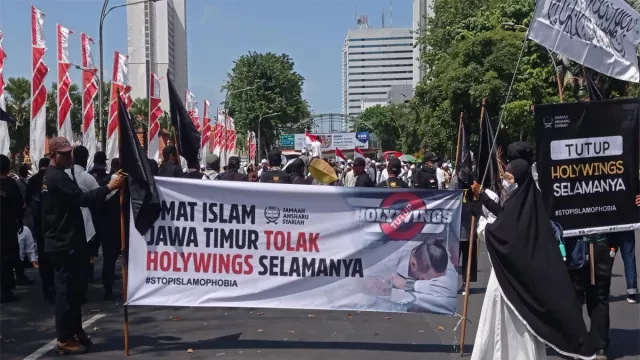 Demo di Depan Grahadi, Minta Izin Holywings Dicabut Permanen - GenPI.co JATIM