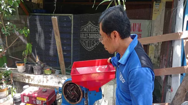 IT Telkom Surabaya Bantu Produksi Arang Briket Kampung Oase Naik Kelas - GenPI.co JATIM